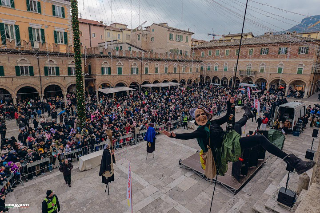 Ascoli Piceno - In migliaia  in piazza del Popolo per la calata delle befane da Palazzo dei Capitani